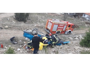 Devrilen Otomobile Halat Bağlayıp Yaralıları Kurtardılar