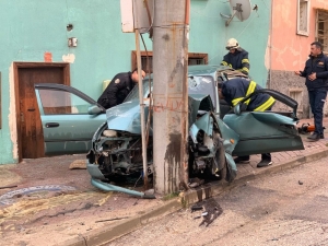 Kontrolden Çıkan Otomobil Beton Direğe Çarptı