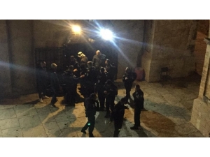 İsrail Güçleri Mescidi Aksa’da Namaz Kılanlara Saldırdı