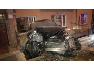 Kaza Yapan Otomobil Bina Boşluğunda Asılı Kaldı