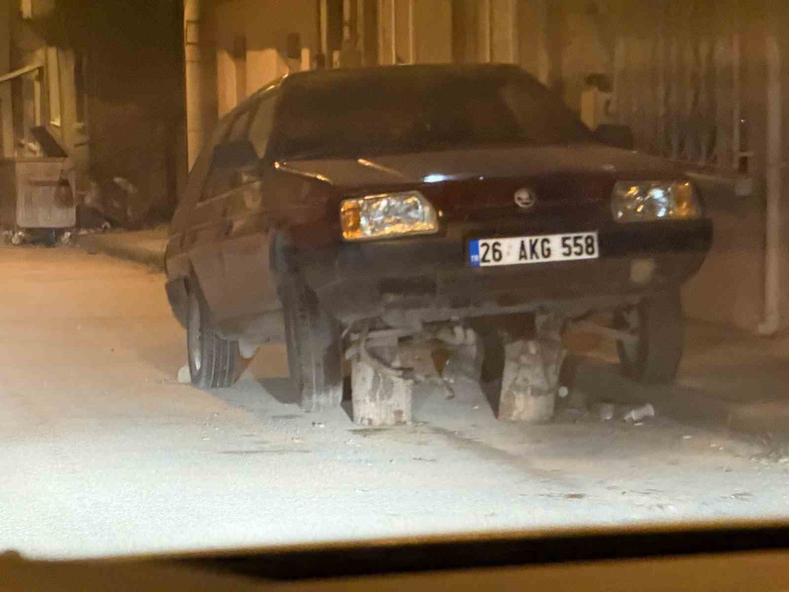 sokak-ortasonda-kutukler-uzerine-birakilan-arac-dikkat-cekti