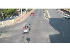 Kırmızı Işıkta Dehşet Anları Kamerada...böyle Havaya Savruldular