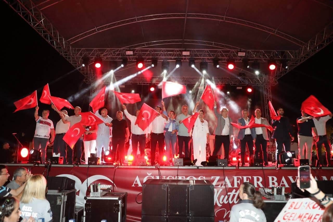 30-agustos-zafer-bayrami-edremit-te-fener-alayi-ve-fatma-turgut-konseri-ile-kutlandi