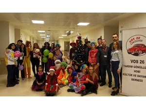 Hastanede Tedavi Gören Çocuklar Hediyelere Boğuldu