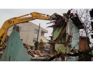 Erenler’de Metruk Binaların Yıkımı Sürüyor