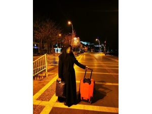 Bilmeden Velayetlerini Verdiği Evlatlarını Görebilmek İçin Sokakta Kaldı