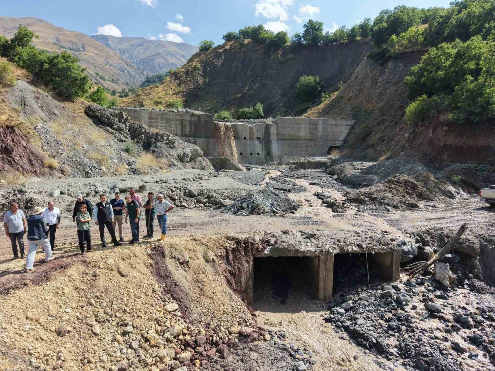 tunceli-de-saganak-yagis-koy-yollarinda-hasara-yol-acti