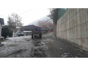 Uludere Belediyesi Gizli Buzlanmalara Karşı Tuzlama Çalışması Yaptı