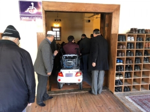 Sinop’ta Camiye Engelli Kapısı Yapıldı