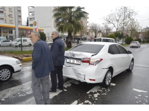 Minibüs İle Otomobil Çarpıştı: 2 Yaralı