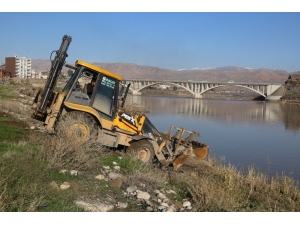 Cizre’de 19 Bin Metrekarelik Alanda Park Çalışması