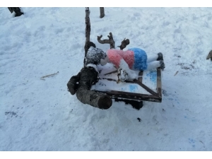 Vanlı Çocuklar, Aylan Bebeğin Kardan Heykelini Yaptı