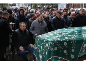 Eşi Tarafından Öldürülen Üniversite Öğrencisi Kadın Son Yolculuğuna Uğurlandı