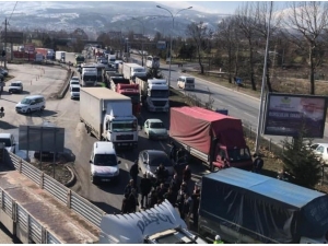 Kütahya’da Kamyoncular Yol Kapattı