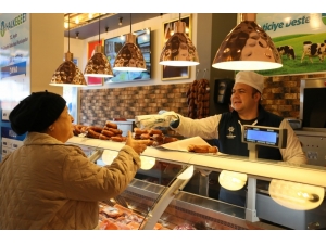 İzmirlilerden Halk Ege Et’ E Yoğun İlgi