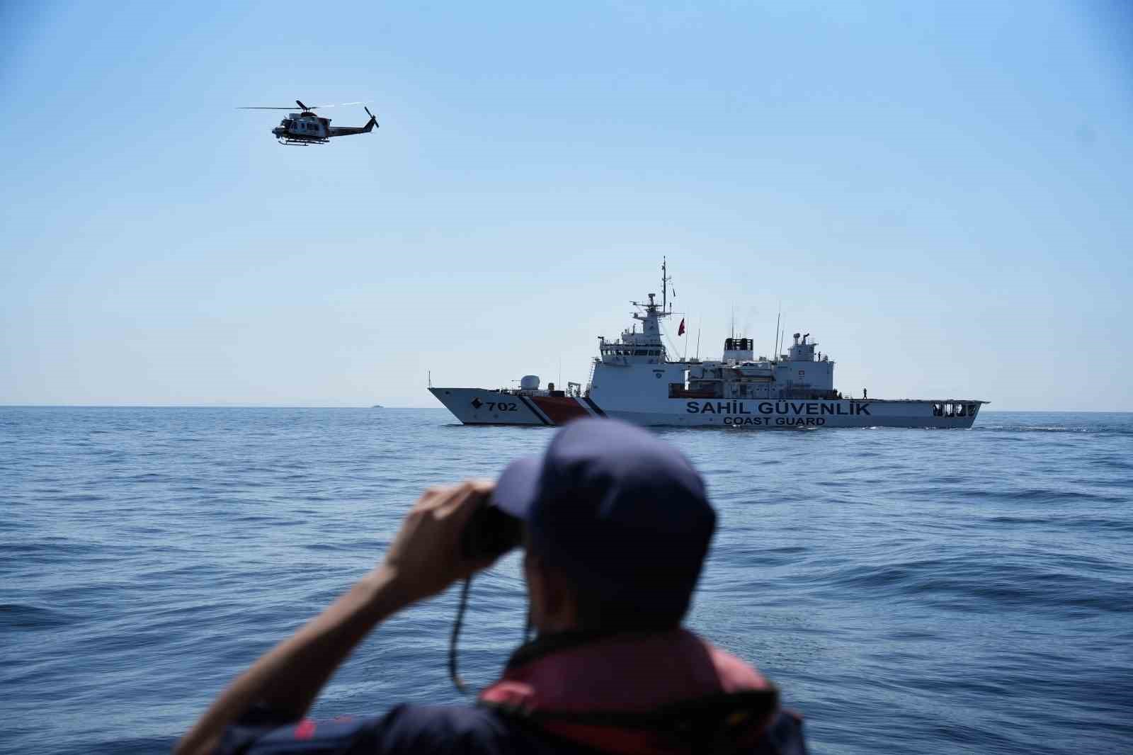 sahil-guvenlik-ekiplerinin-helikopter-destekli-arama-kurtarma-calismasi-boyle-goruntulendi