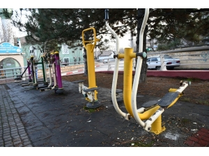 Çocuk Parklarında Bakım Yapılıyor