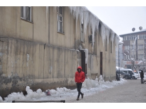 Yüksekova’da Buz Sarkıtları Bir Metreyi Geçti