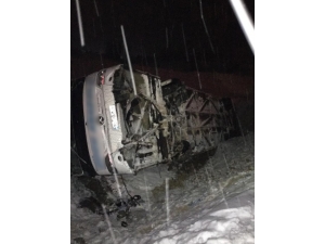 Erzincan’da Yolcu Otobüsü Devrildi: Çok Sayıda Yaralı Var