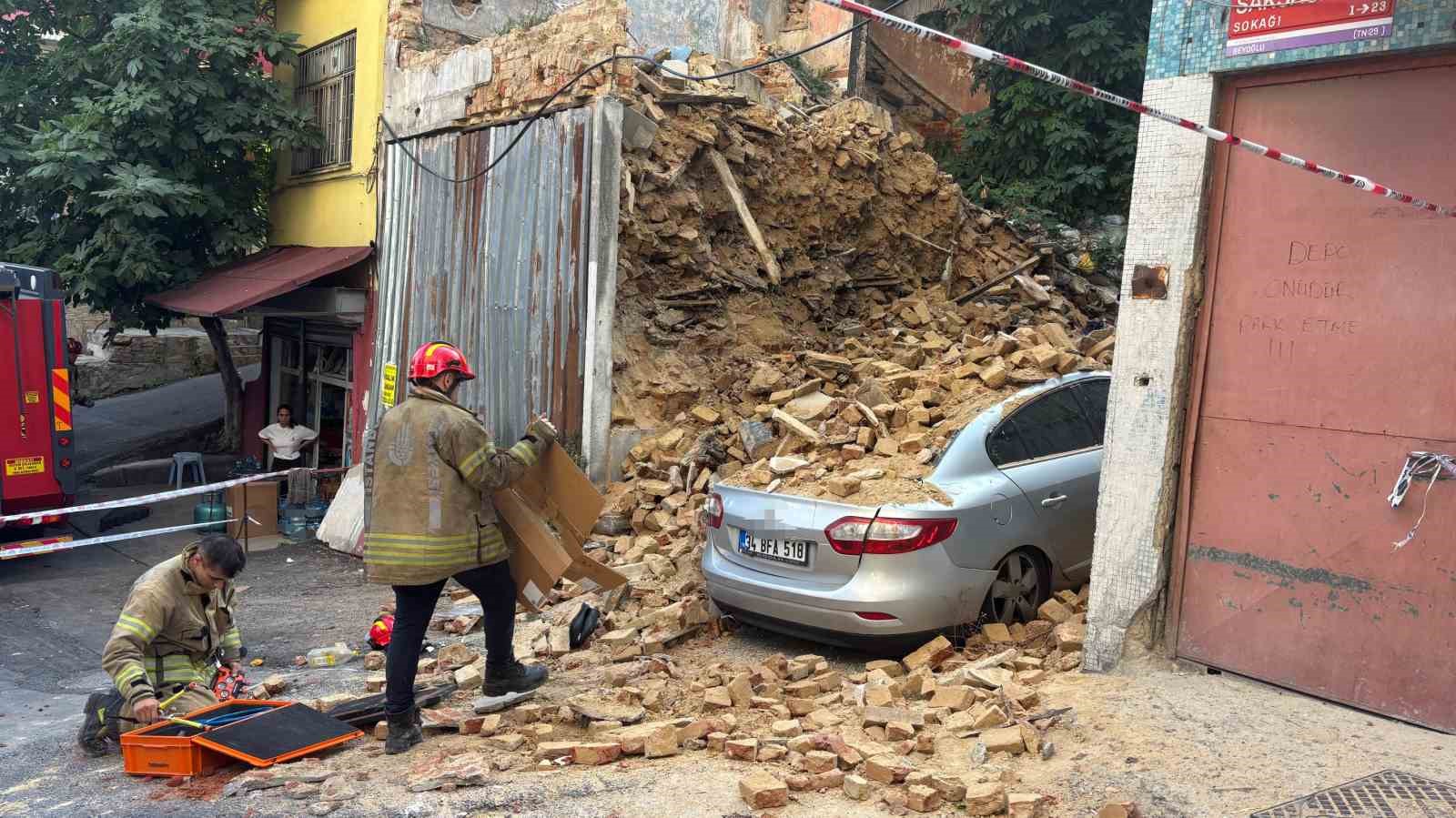 beyoglu-nda-2-katli-metruk-bina-coktu