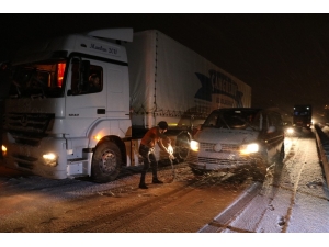 Sivas’ta Kar Yağışı Sürücülere Zor Anlar Yaşattı