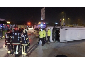 Otobüs İle Kamyonet Çarpıştı: 3 Yaralı