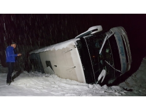 Erzincan’da Yolcu Otobüsü Devrildi: 16 Yaralı