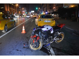 Motosiklet Taksiye Çarptı: 1 Yaralı
