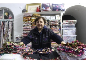 Yüzlerce Yıllık Oyaları Köy Köy Gezip Topluyor