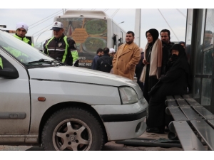 Otobüse Çarpan Otomobil Durağa Daldı, Yolcular Son Anda Kaçtı