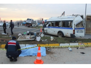 İşçi Servisiyle Kamyonet Çarpıştı: 1 Ölü, 24 Yaralı