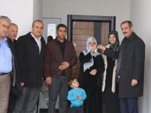 Başkan Tanış, İhtiyaç Sahibi Ailelere Anahtarlarını Teslim Etti