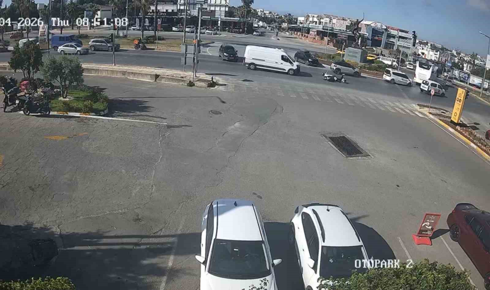bodrum-daki-kaza-kamerada-motosiklet-savruldu-2-kisi-yaralandi