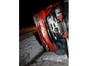 Sürücüsünün Direksiyon Hakimiyetini Kaybettiği Tır Devrildi: 1 Ölü