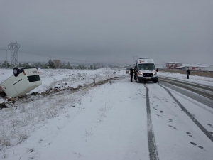 Minibüs Şarampole Devrildi: 2 Yaralı