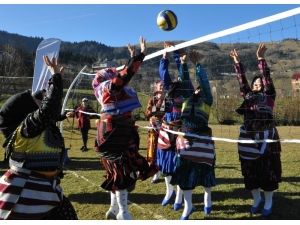 Ağasar Kıyafetli Kadınlar Tarladan Çıkıp, Voleybol Oynadı