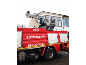 Soba Bacasını Temizlemek İçin Çıktığı Çatıda Mahsur Kaldı