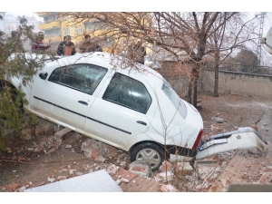 Otomobil Apartmanın Bahçe Duvarından Düştü