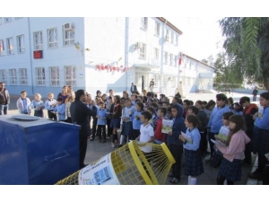 Çiğli Belediyesinden Okullara "Çevre Dostu" Hediye