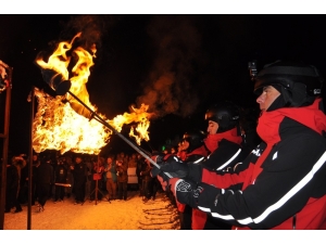 Sarıkamış Şehitleri Anısına Meşaleli Kayak Ve Lazer Gösterisi