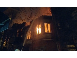 Bakırköy’de Korkutan Yangın: Ahşap Bina Alev Alev Yandı