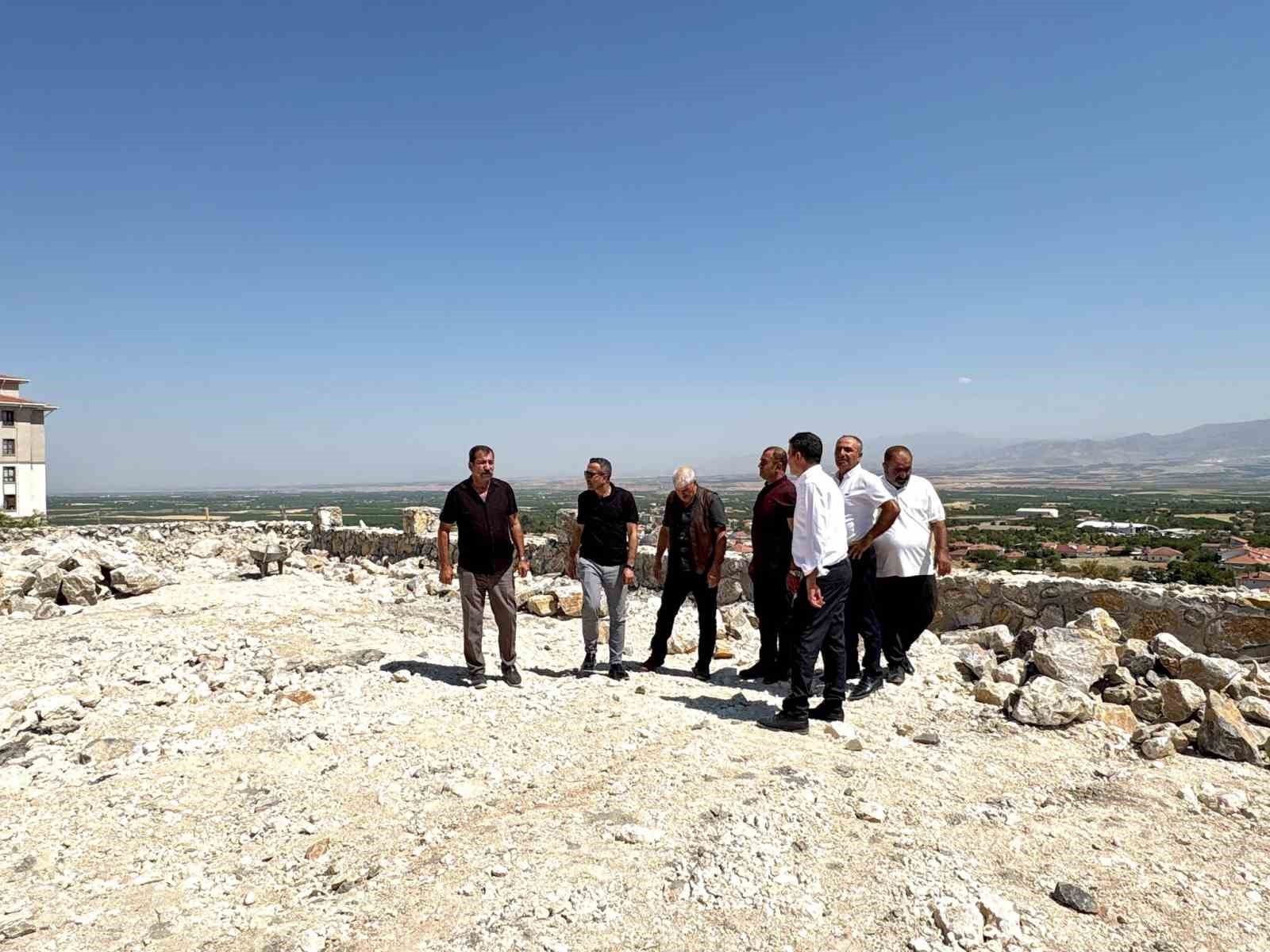baskan-ulutas-akcadag-da-mahallelerin-ihtiyaclarini-yerinde-inceledi