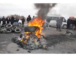İşten Çıkarılan Maden İşçileri Ateş Yakıp Eylem Yaptı