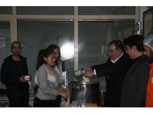 Başkan Bulut İle Rektör Karacoşkun Öğrencilere Çorba İkramında Bulundu