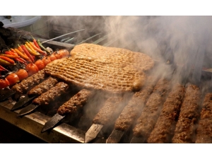 Adana Kebap İlk Siyez Pidesiyle Servis Edildi