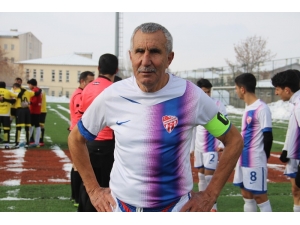 71 Yaşındaki Futbolcu Erzurum’a Transfer Oldu