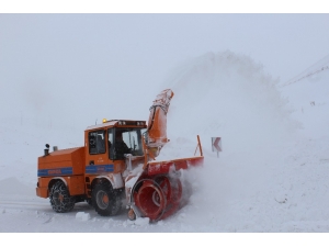 Erzincan’da Kar Ve Tipi 200 Köy Yolunu Ulaşıma Kapadı