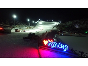 Ergan Kayak Merkezi’nde Gece Kayak Keyfi