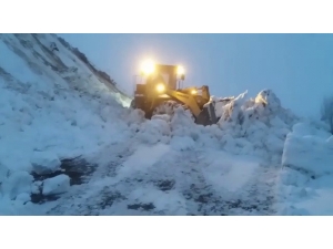 Ekipler Kapalı Köy Yollarını Açmak İçin Seferber Oldu