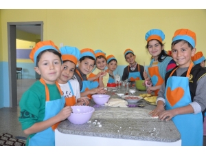 Okullarında Yaptılar, Yalnız Yaşayan Yaşlılara Dağıttılar